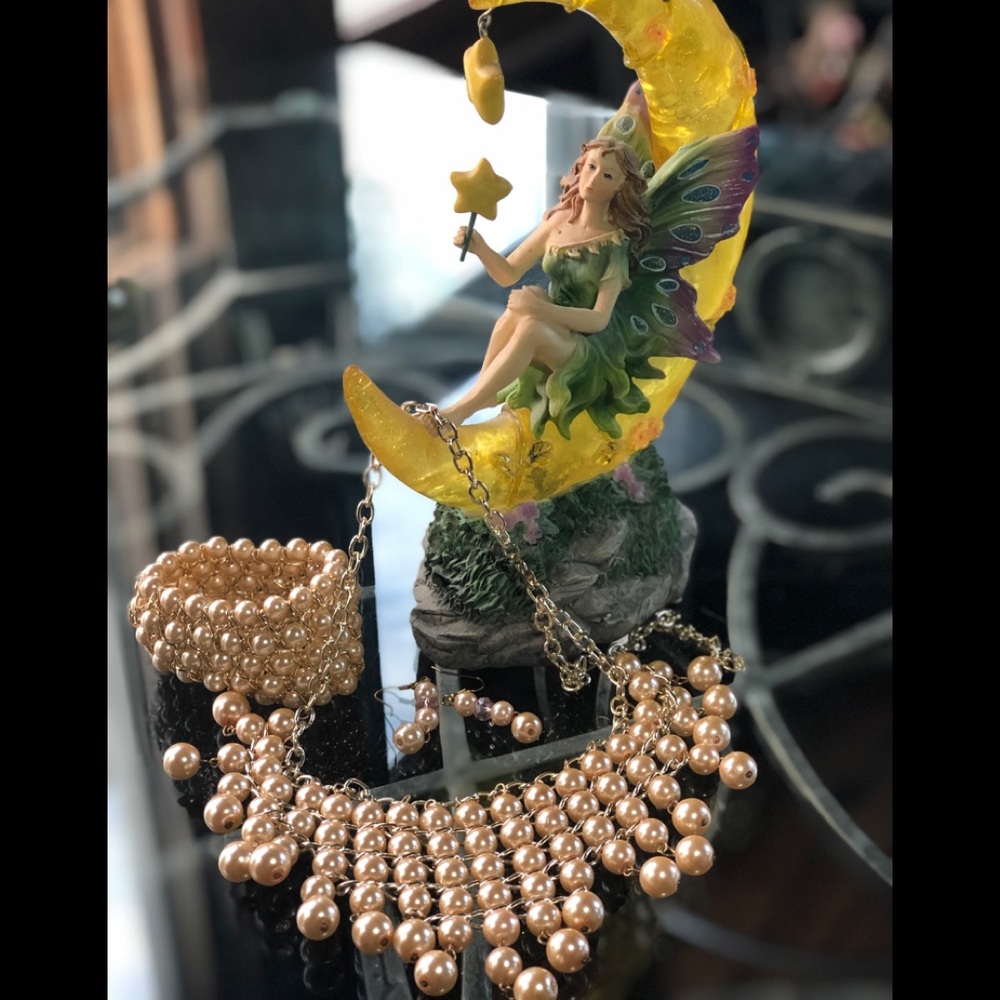 Champagne pearl necklace, earrings and bracelet.